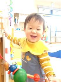 笑顔で遊ぶ男の子