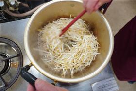 長与ソボロのもやしをいれる写真