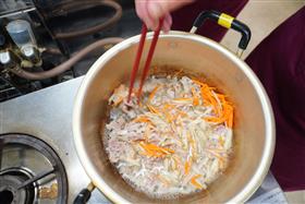 長与ソボロの具材を入れる写真