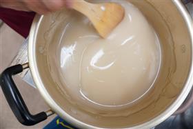 ピーナッツ豆腐を練る写真