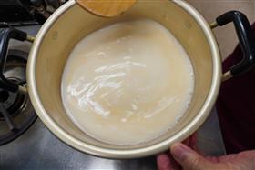 ピーナッツ豆腐材料を混ぜる写真