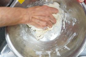 酒まんじゅうこねる写真