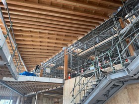 メイン階段下から