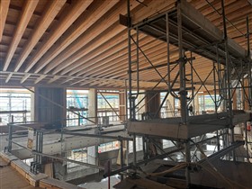 児童開架階段から