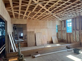 図書館事務室内