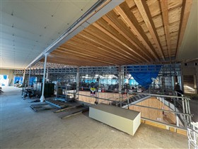 児童書架メイン階段