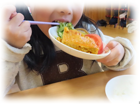保育園給食風景1　
