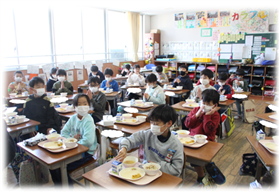 学校給食風景2