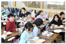 学校給食風景4
