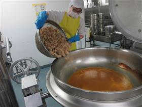 揚げた鶏肉を投入