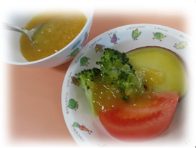 温野菜にミックンソースをかけて提供