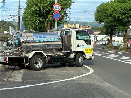 給水車出発