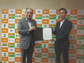 ▲長与町水道料金等審議会へ諮問書手交